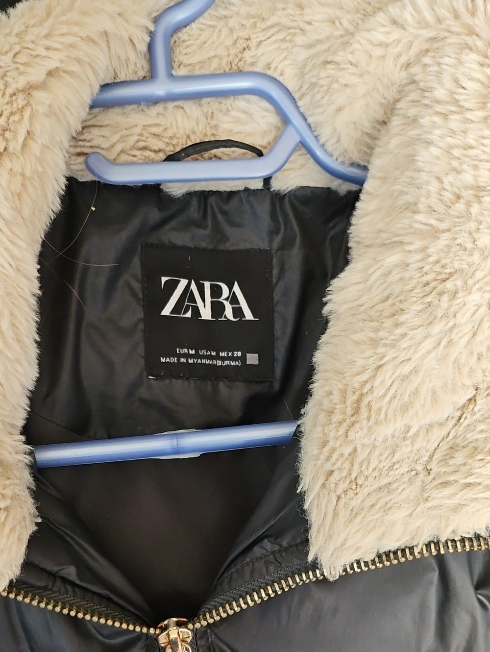 Zara Women's Black Puffer Jacket with Cream Faux Fur Trim